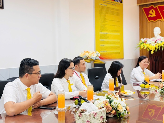 CHIA TAY ĐỒNG NGHIỆP (1)
