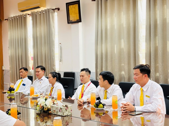 CHIA TAY ĐỒNG NGHIỆP (2)