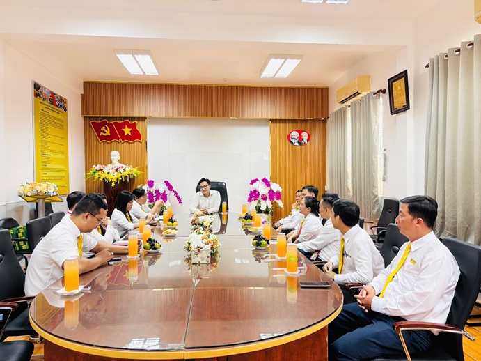 CHIA TAY ĐỒNG NGHIỆP