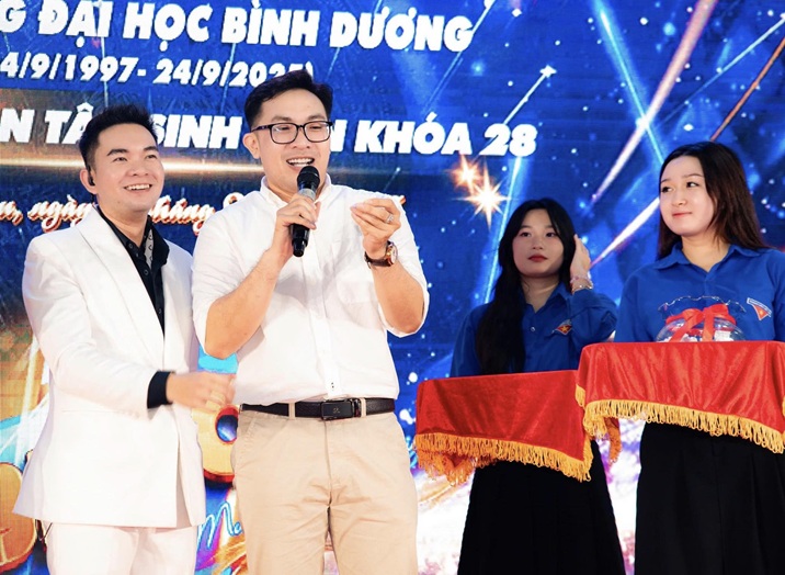 ĐÊM GALA CHÀO ĐÓN TÂN SINH VIÊN K28 (2)
