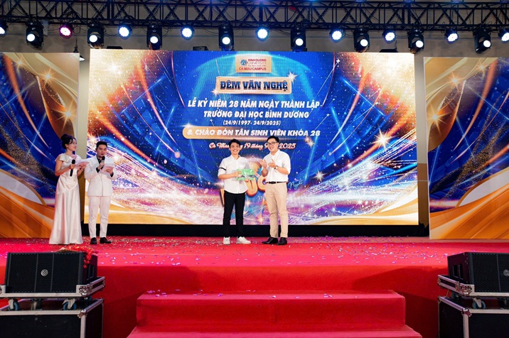 ĐÊM GALA CHÀO ĐÓN TÂN SINH VIÊN K28 (35)