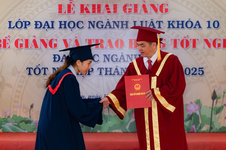 KHAI GIẢNG LỚP LUẬT K10 (15)