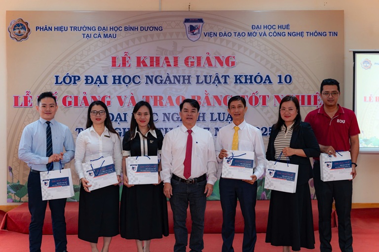 KHAI GIẢNG LỚP LUẬT K10 (16)