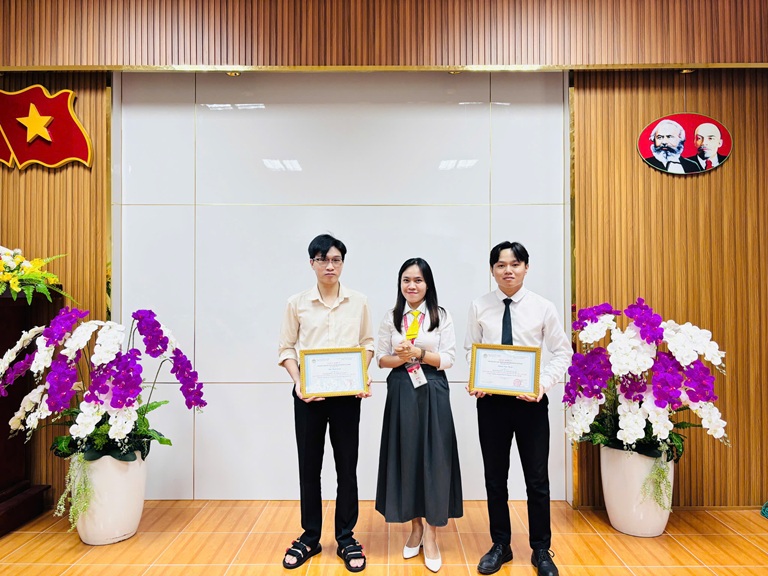 TRAO GIẢI NGHIÊN CỨU KHOA HỌC (11)