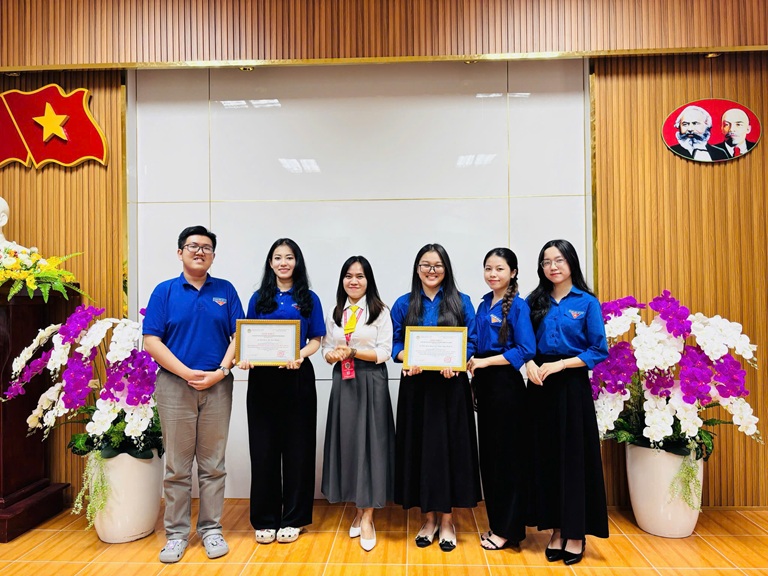 TRAO GIẢI NGHIÊN CỨU KHOA HỌC (3)