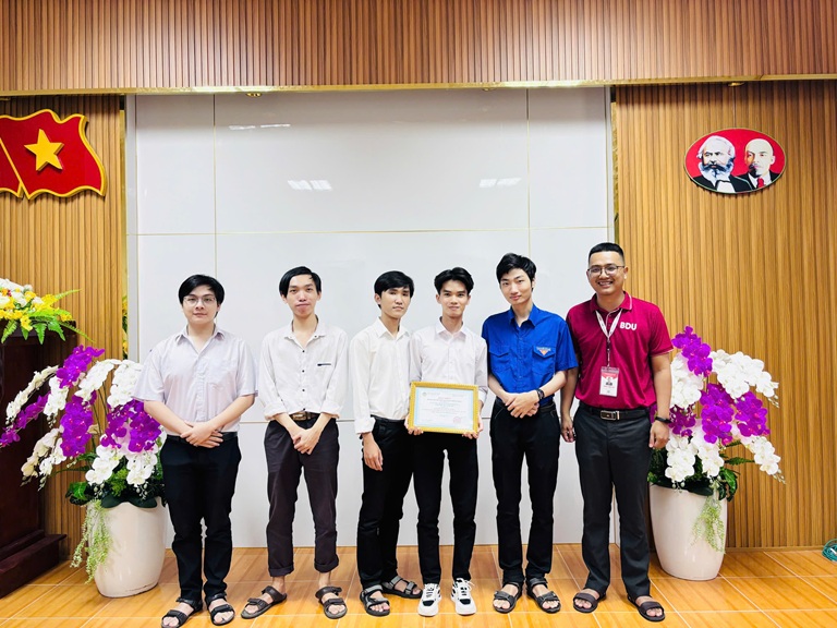 TRAO GIẢI NGHIÊN CỨU KHOA HỌC (4)