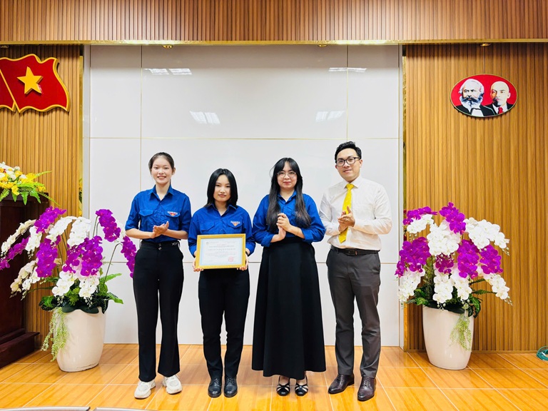 TRAO GIẢI NGHIÊN CỨU KHOA HỌC (5)