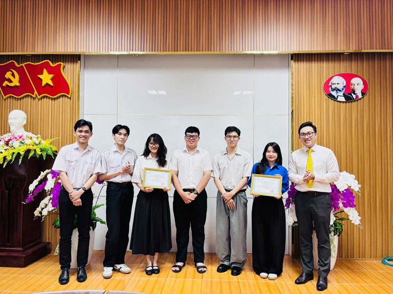 TRAO GIẢI NGHIÊN CỨU KHOA HỌC (6)