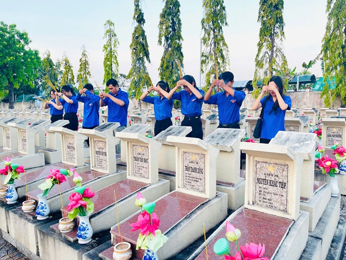 DÂNG HƯƠNG NGHĨA TRANG 26 THÁNG 3 (20)