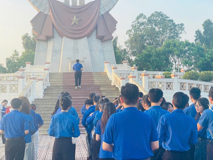 DÂNG HƯƠNG NGHĨA TRANG 26 THÁNG 3 (23)