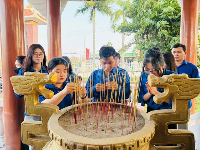 DÂNG HƯƠNG NGHĨA TRANG 26 THÁNG 3 (31)