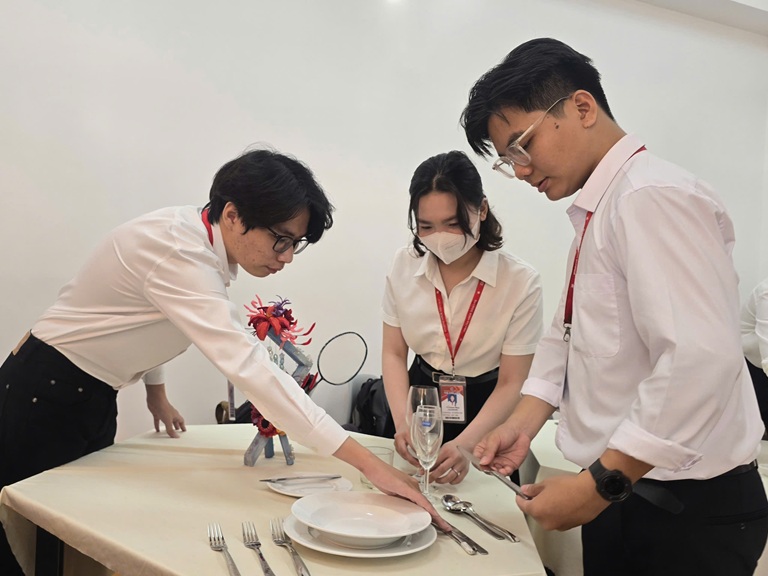 NÂNG CAO KỸ NĂNG LỄ TÂN KHÁNH TIẾT (6)