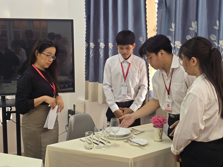 NÂNG CAO KỸ NĂNG LỄ TÂN KHÁNH TIẾT (9)