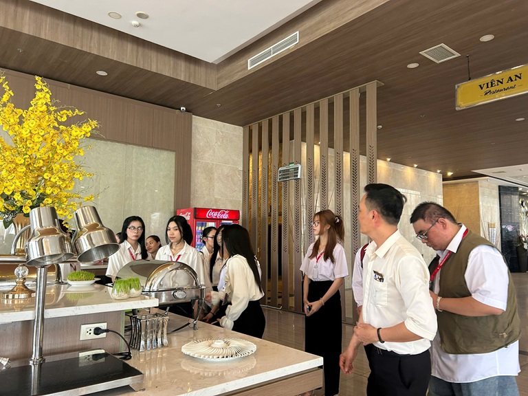 SINH VIÊN HỌC CÙNG DOANH NGHIỆP (1)