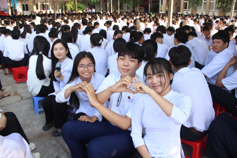 TỔ CHỨC NGÀY HỘI TƯ VẤN THCS THPT LÝ VĂN LÂM (1)