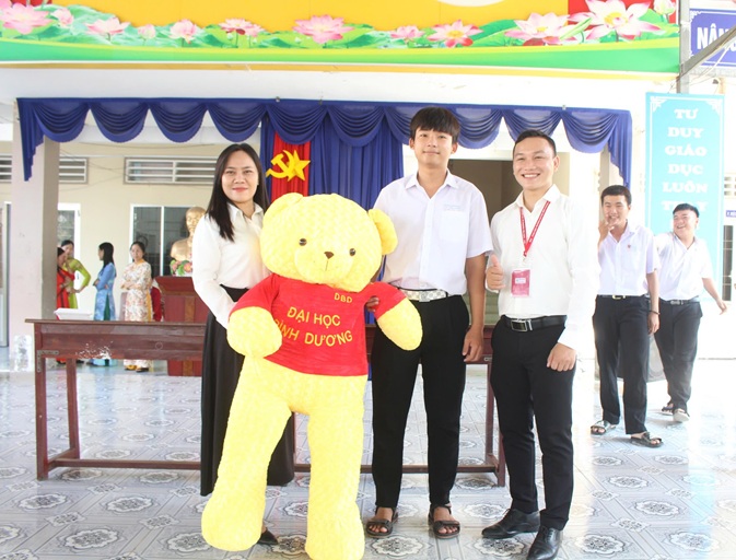 TỔ CHỨC NGÀY HỘI TƯ VẤN THCS THPT LÝ VĂN LÂM (10)