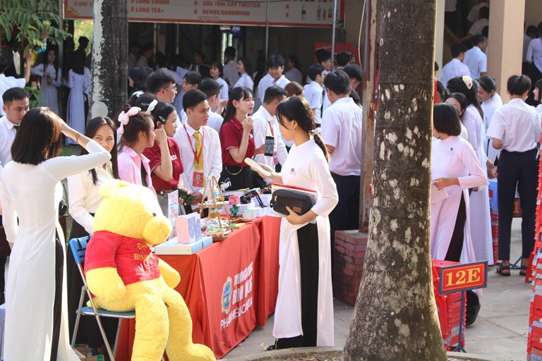 TỔ CHỨC NGÀY HỘI TƯ VẤN THCS THPT LÝ VĂN LÂM (11)