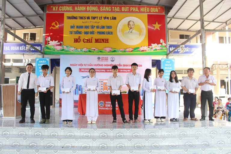 TỔ CHỨC NGÀY HỘI TƯ VẤN THCS THPT LÝ VĂN LÂM (13)