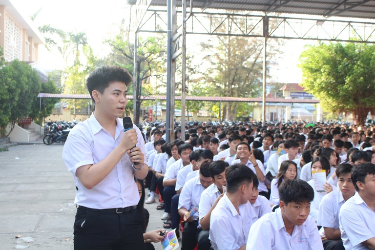 TỔ CHỨC NGÀY HỘI TƯ VẤN THCS THPT LÝ VĂN LÂM (5)