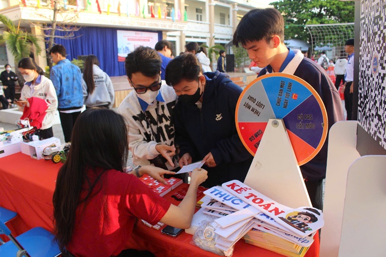 TƯ VẤN HƯỚNG NGHIỆP THPT PHÚ HƯNG (3)