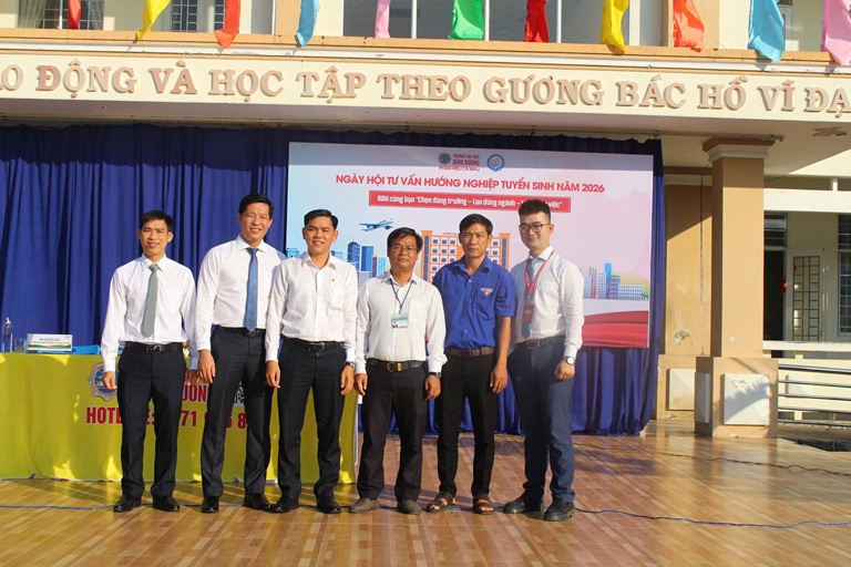 TƯ VẤN HƯỚNG NGHIỆP THPT PHÚ HƯNG (6)