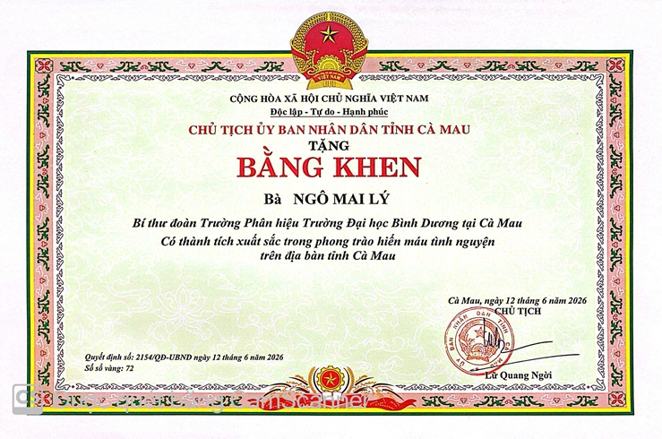 CHỦ TỊCH TỈNH TẶNG BẰNG KHEN HIẾN MÁU (1)