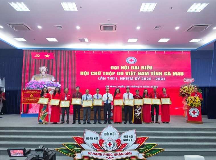CHỦ TỊCH TỈNH TẶNG BẰNG KHEN HIẾN MÁU (2)