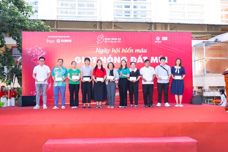 HÀNH TRÌNH ĐỎ (13)