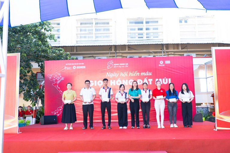 HÀNH TRÌNH ĐỎ (14)