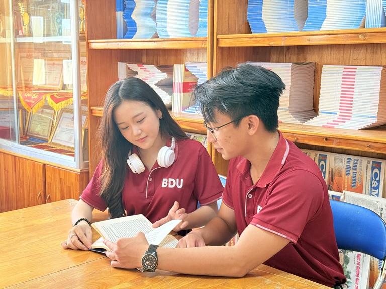 sinh viên học tập (2)