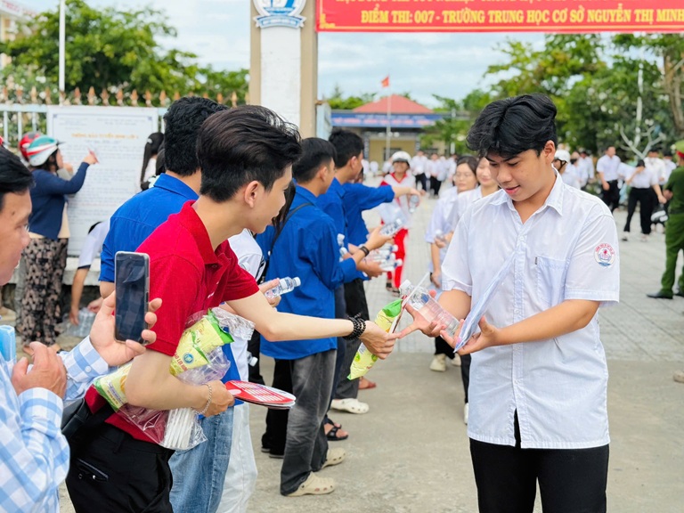 TIẾP SỨC MÙA THI (5)