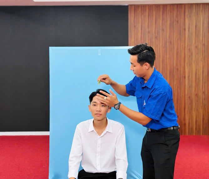CHỤP ẢNH THẺ PHỎNG VẤN TÂN SINH VIÊN (3)