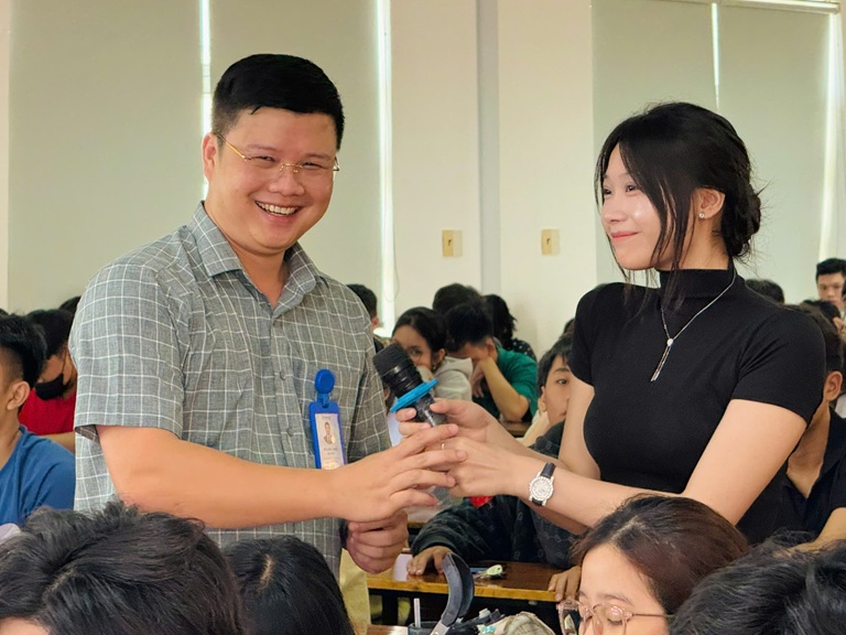 TỌA ĐÀM ĐỊNH HƯỚNG NGHỀ NGHIỆP (8)