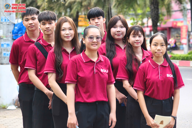 TÂN SINH VIÊN DƯỢC, HÓA DƯỢC THAM QUAN CTY DƯỢC PHẨM MỸ ANH (1)
