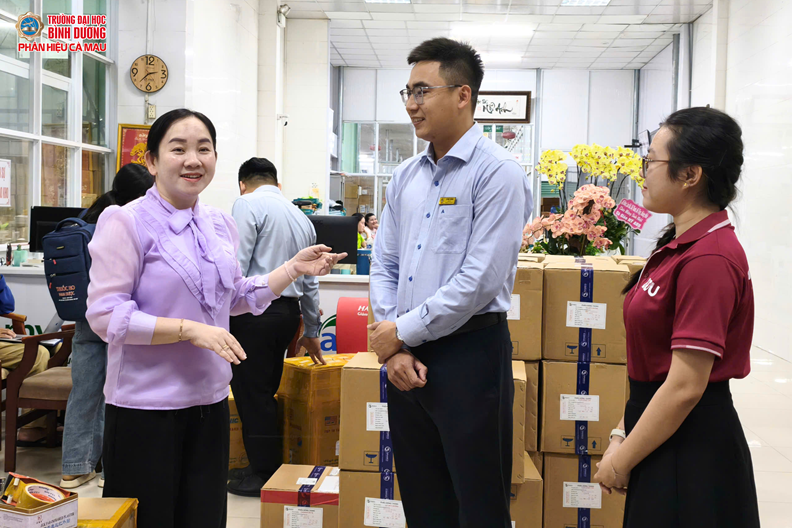 TÂN SINH VIÊN DƯỢC, HÓA DƯỢC THAM QUAN CTY DƯỢC PHẨM MỸ ANH (4)