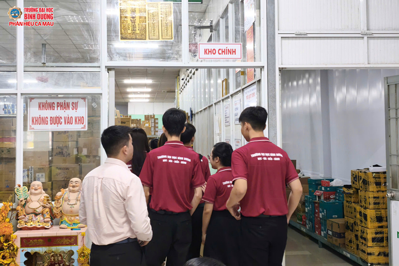 TÂN SINH VIÊN DƯỢC, HÓA DƯỢC THAM QUAN CTY DƯỢC PHẨM MỸ ANH (6)